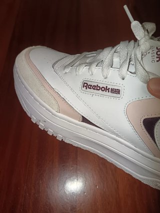 Tenis Reebok Clásicos Blancos y Rosas