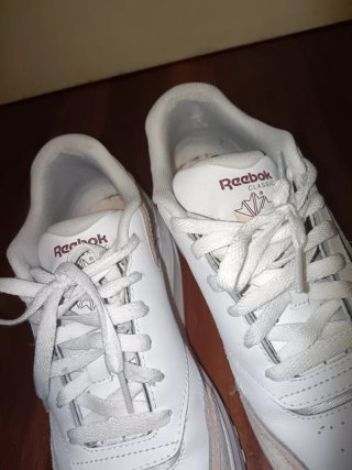 Tenis Reebok Clásicos Blancos y Rosas