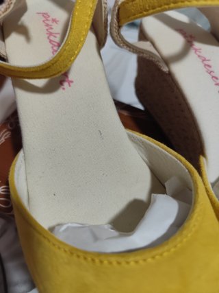 Sandalias amarillas cómodas