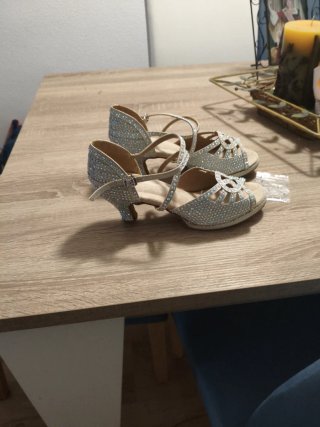 Zapatos de baile plateados con pedrería