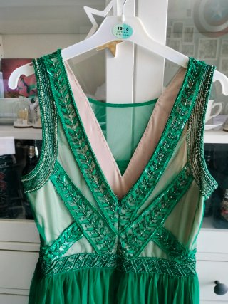 Vestido de fiesta verde con pedrería
