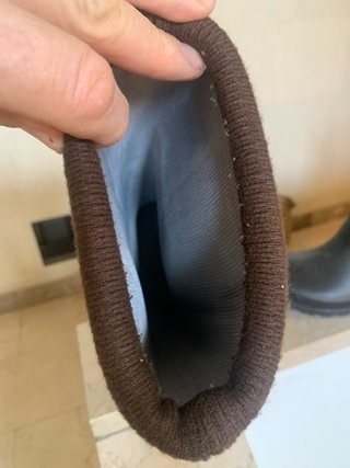 Botas de goma marrones con detalle de hebilla