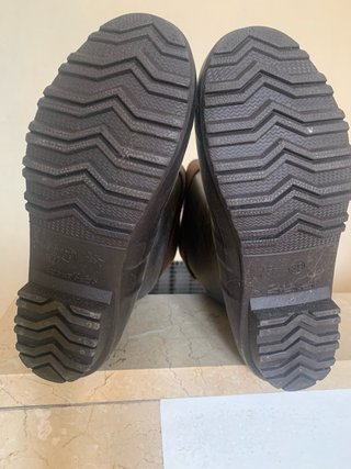 Botas de goma marrones con detalle de hebilla