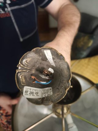Lámpara de techo dorada y blanca