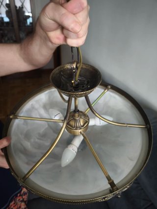 Lámpara de techo dorada y blanca