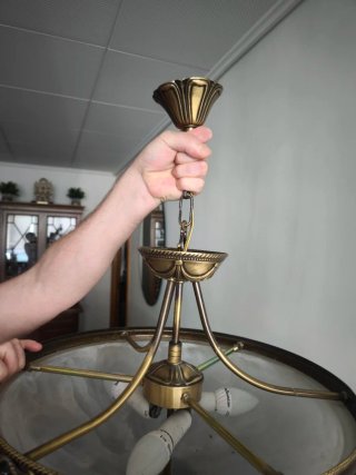 Lámpara de techo dorada y blanca