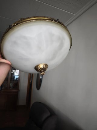 Lámpara de techo dorada y blanca