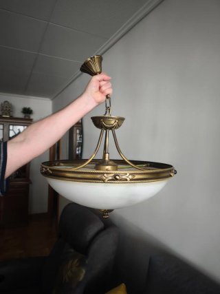 Lámpara de techo dorada y blanca