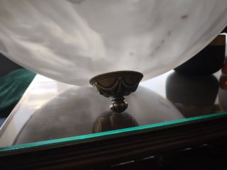 Lámpara de techo dorada y blanca