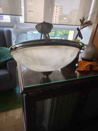 Lámpara de techo dorada y blanca