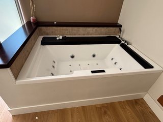 Cabina ducha, jacuzzi hidromasaje y baño completo