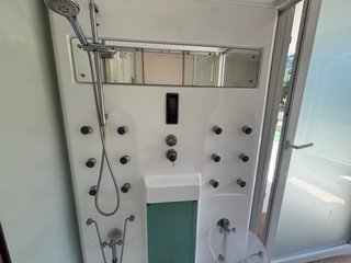 Cabina ducha, jacuzzi hidromasaje y baño completo