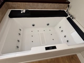 Cabina ducha, jacuzzi hidromasaje y baño completo