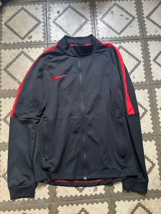 Chaqueta deportiva Nike negra y roja