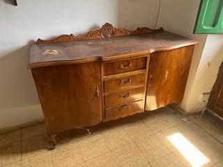 Mueble antiguo de madera para restaurar