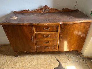 Mueble antiguo de madera para restaurar