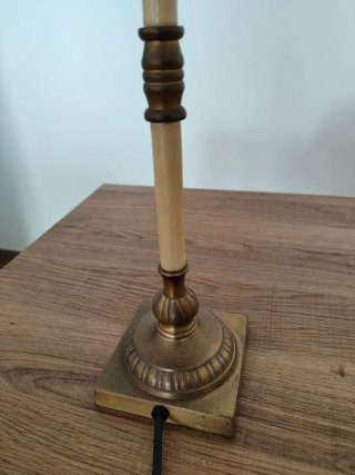 Pie de lámpara de mesa metal y madera