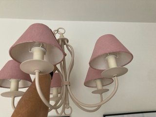 Lámpara colgante beige y rosa no incluye bombillas
