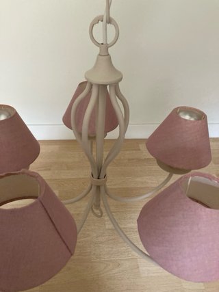 Lámpara colgante beige y rosa no incluye bombillas