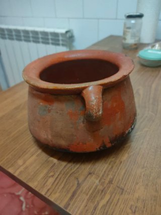 Olla de barro antigua con asas