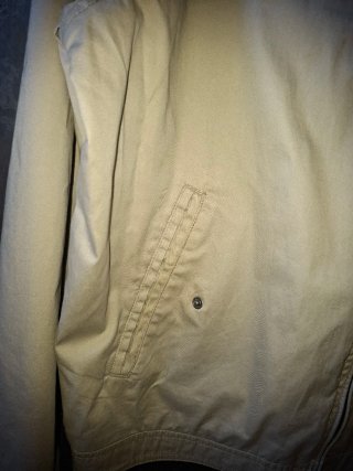 Cazadora hombre beige con escudo