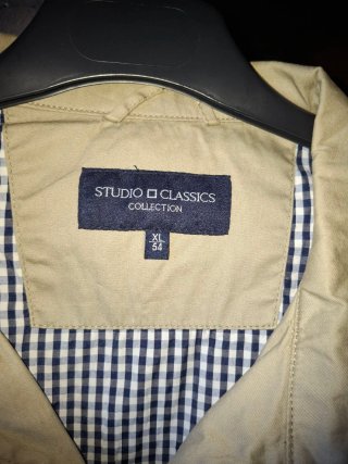 Cazadora hombre beige con escudo