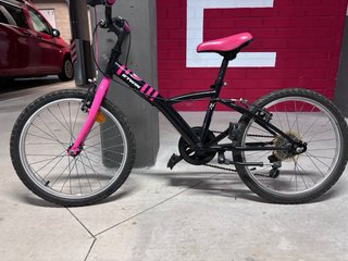 Bicicleta BTWIN rosa y negra