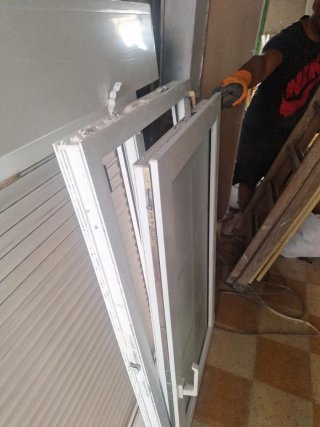 Ventana de baño blanca