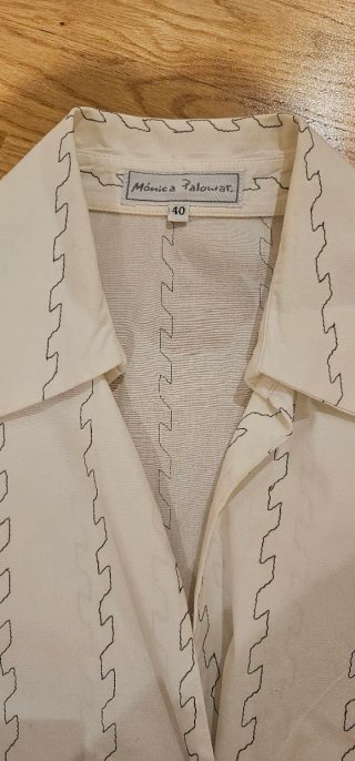 Camisa blanca con detalles. Talla 40
