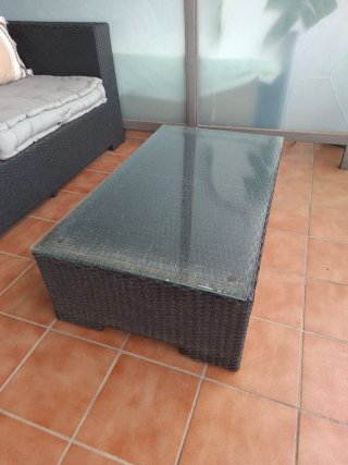 Sofà  i taula de centre per  terrassa o jardí