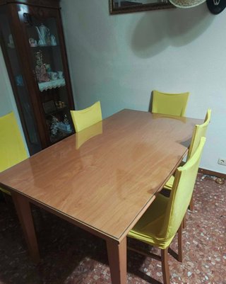 Mesa de comedor con cristal y sillas, perfecto.