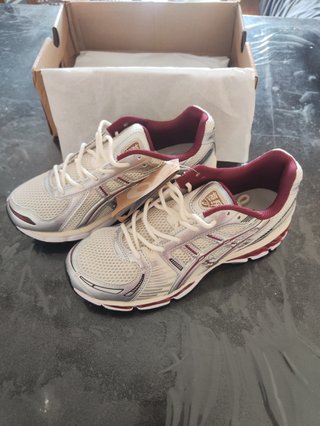 Zapatillas Asics blancas y rojas