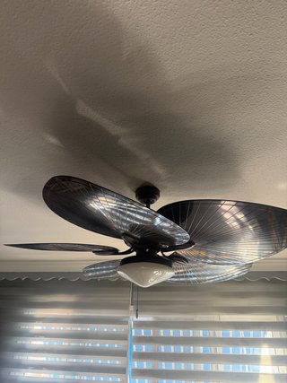 Ventilador de techo marrón con luz