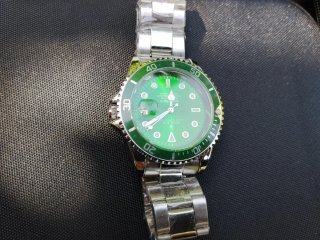 Reloj de pulsera plateado y negro