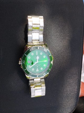 Reloj de pulsera plateado y negro