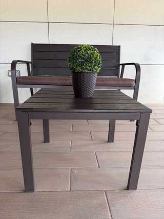 Banco y mesa de jardín a juego.