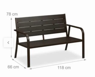 Banco y mesa de jardín a juego.
