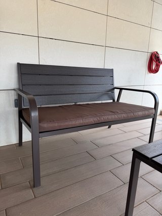 Banco y mesa de jardín a juego.