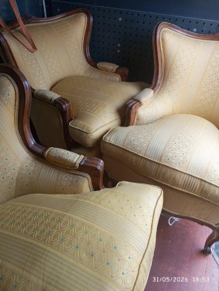 Set di divani classici: 1 divano a 3 posti e 2 singoli
