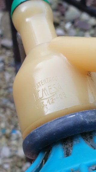 Sifón antiguo de vidrio y plástico
