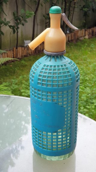 Sifón antiguo de vidrio y plástico