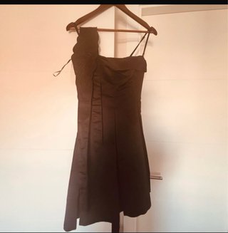 Vestido de raso negro con cinturon de raso