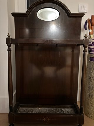 Paragüero clásico de madera con espejo