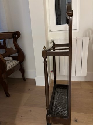 Paragüero clásico de madera con espejo