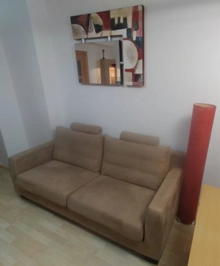 Sofá, Lámpara y Cuadro Decorativo