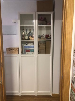 Estantería blanca con puertas de cristal