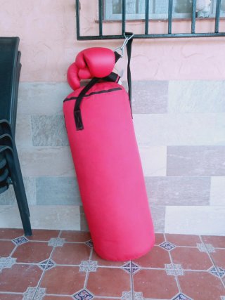 Saco de boxeo rojo con guantes, no hago envío...