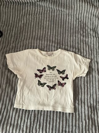 Camiseta blanca mariposas.