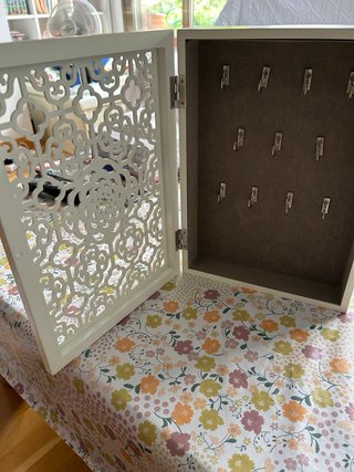 Armario llavero en madera blanca