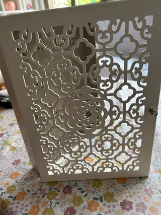 Armario llavero en madera blanca